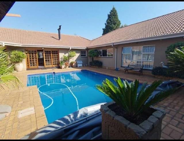 4 BEDROOM HOUSE FOR SALE IN GOLF PARK